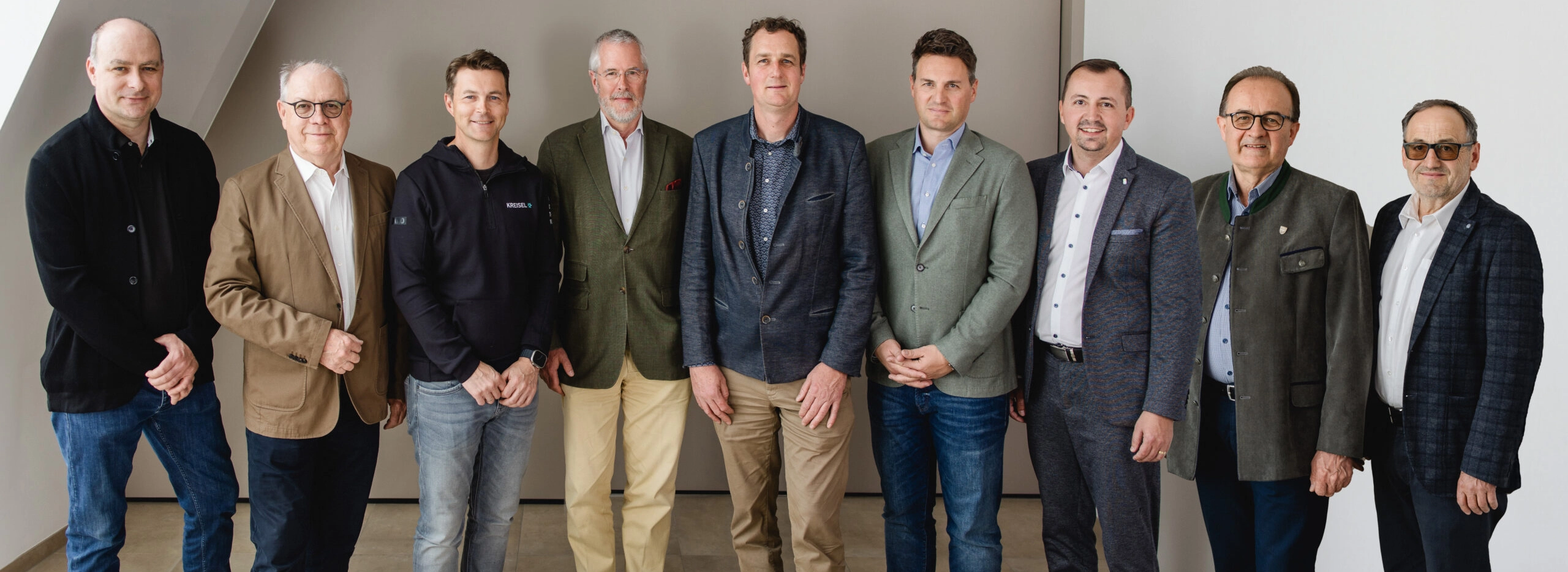 01-Gruppenfoto_c_FloraFellner00001-2-scaled Ulrich und Wolfgang Gutenthaler (Regnis Immobilien GmbH), Markus Kreisel, Franz Prüller (Sinnstifter), Wolfgang Holzmann (Holzmann Fahrzeugbau GmbH), Paul Steininger (Braucommune in Freistadt), Hans Holzmann, Johannes Hinterreither-Kern (beide Leader-Region Mühlviertler Alm)